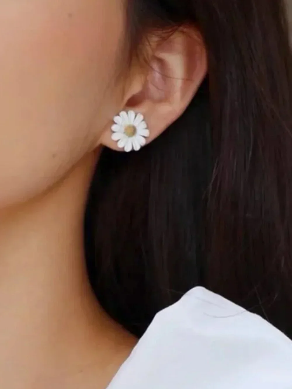Kate Spade White Daisy Flower Stud Earrings Gold Tone Floral Spring Earrings